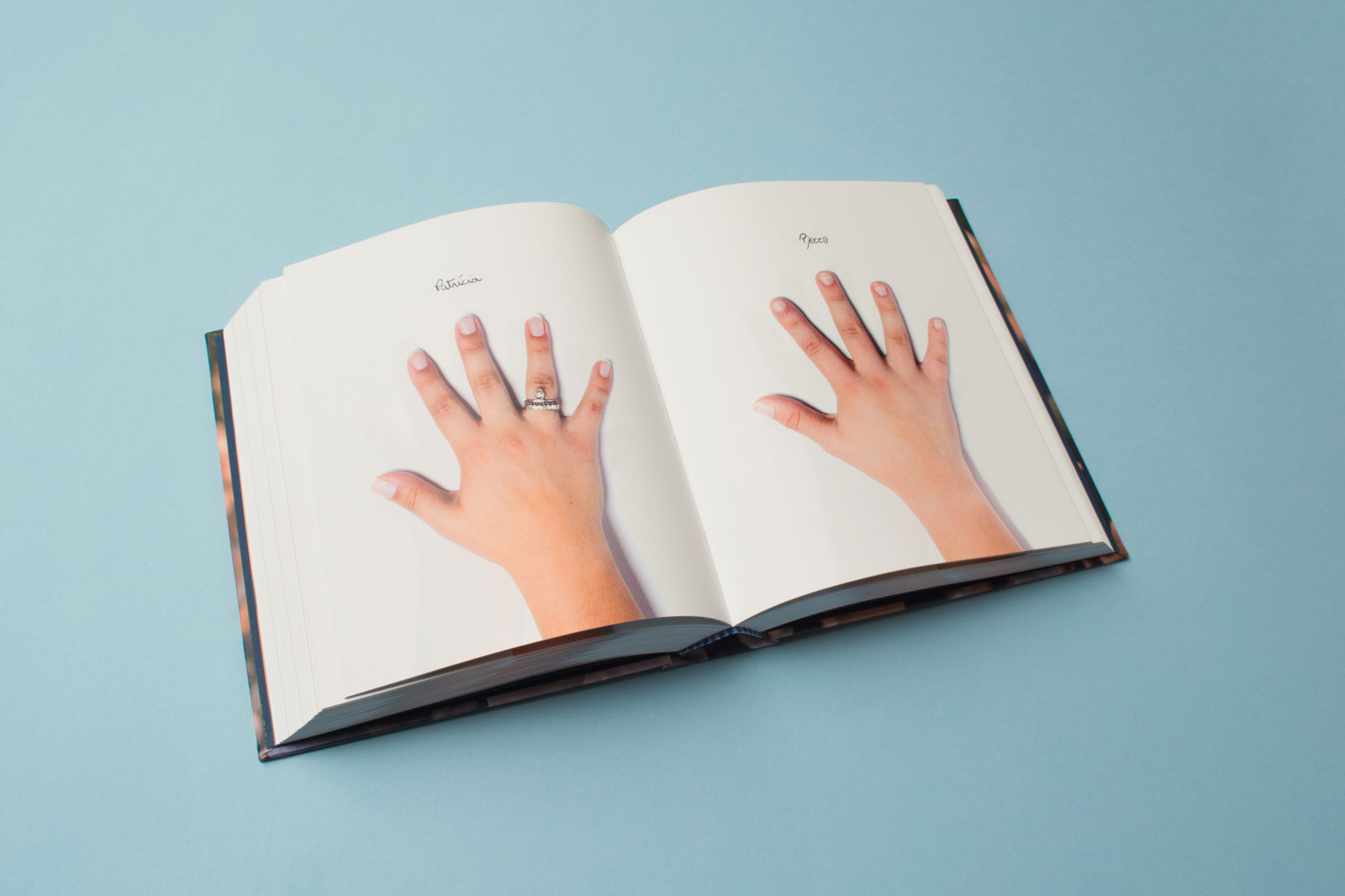 Dupla de páginas do "livro de mãos" da FLMA, exibindo as mãos de 2 alunos