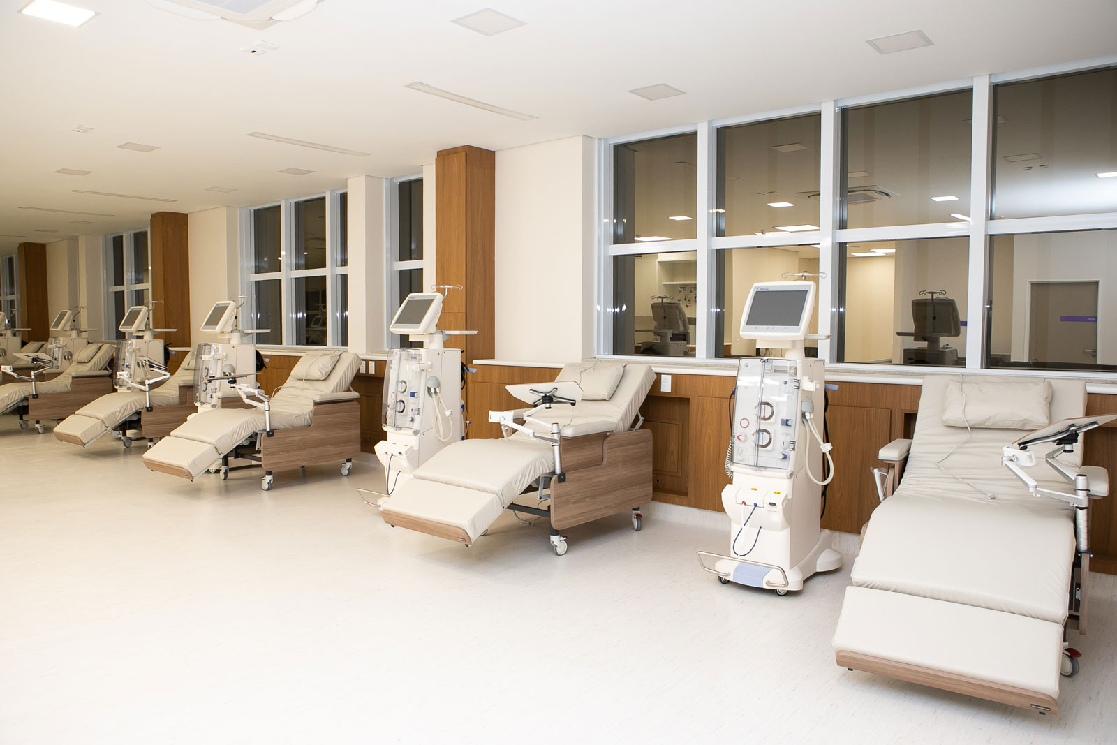 Sala de hemodiálise com diversos equipamentos e poltronas onde será realizado o tratamento.